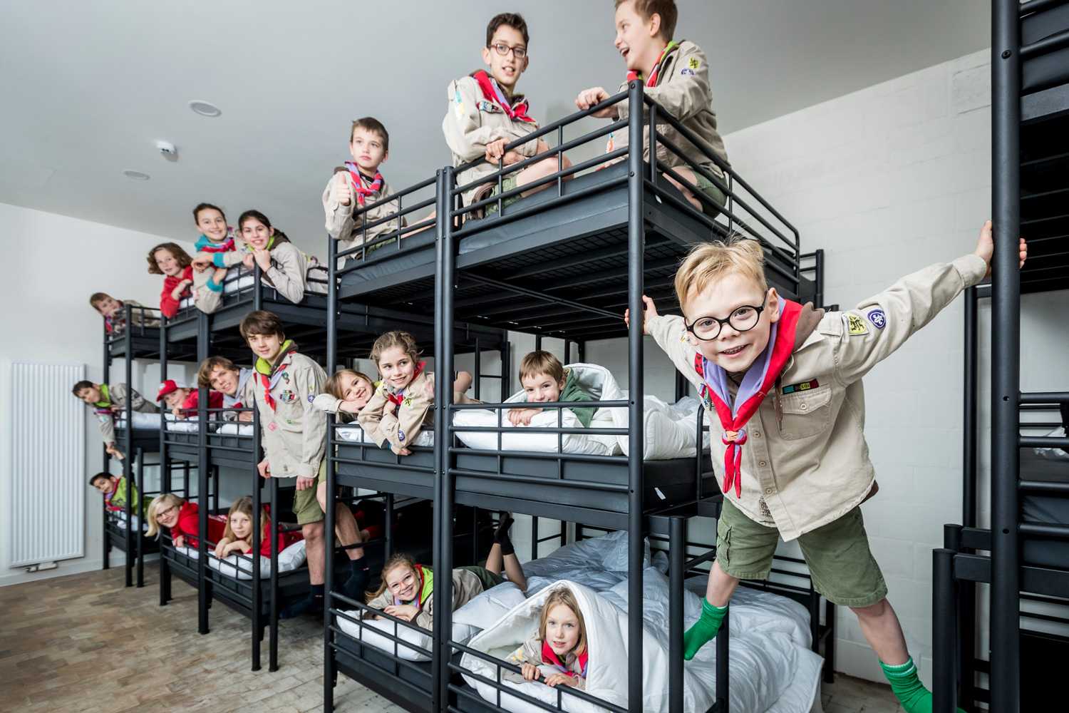 Kinderen in een ruime slaapzaal in jeugdverblijfcentrum Schotte in Aalst
